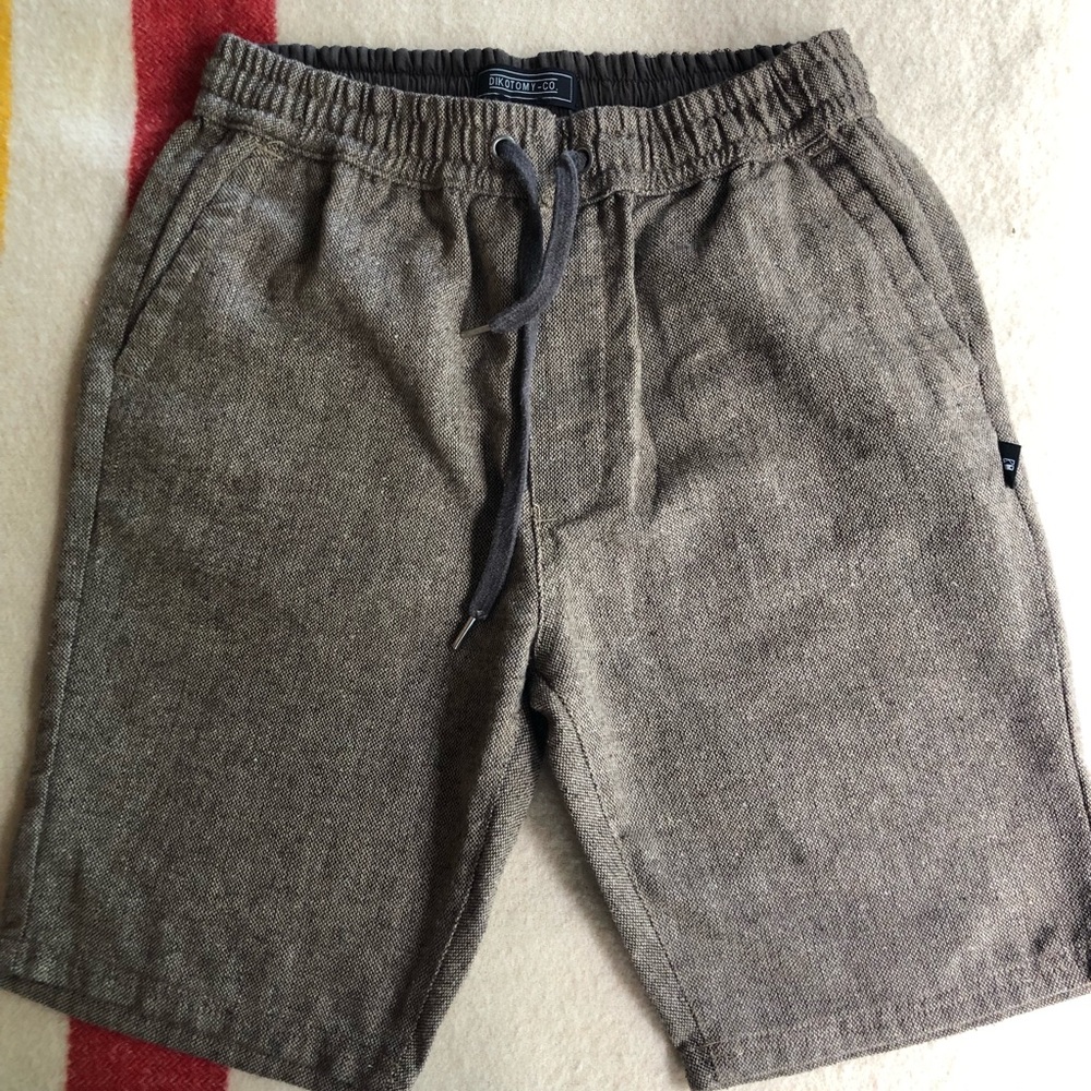 Men’s medium drawstring shorts.